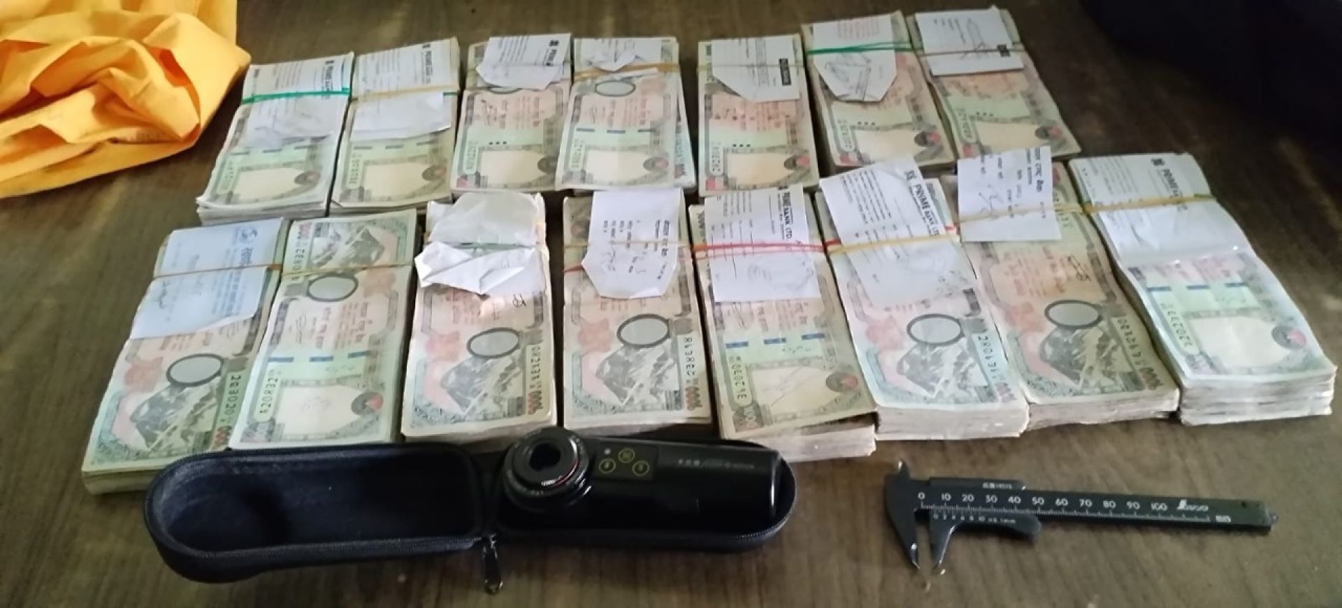 स्रोत नखुलेको १५ लाख नगद सहित चार जना प्रहरी नियन्त्रणमा
